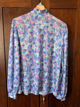 Load image into Gallery viewer, Vintage 80&#39;s Lilac Floral Removable Pussy Bow Tie Blouse (L-XL)